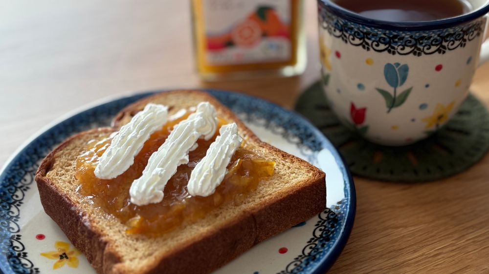 ベースブレッド オレンジをホイップとマーマレードでアレンジした例