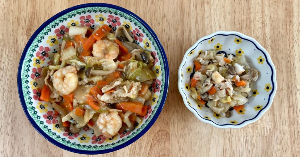 野菜たっぷり取り分け八宝菜の大人用と子供用を並べた完成写真