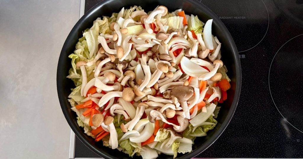 野菜たっぷり取り分け八宝菜の、野菜をフライパンに敷きつめた手順の写真