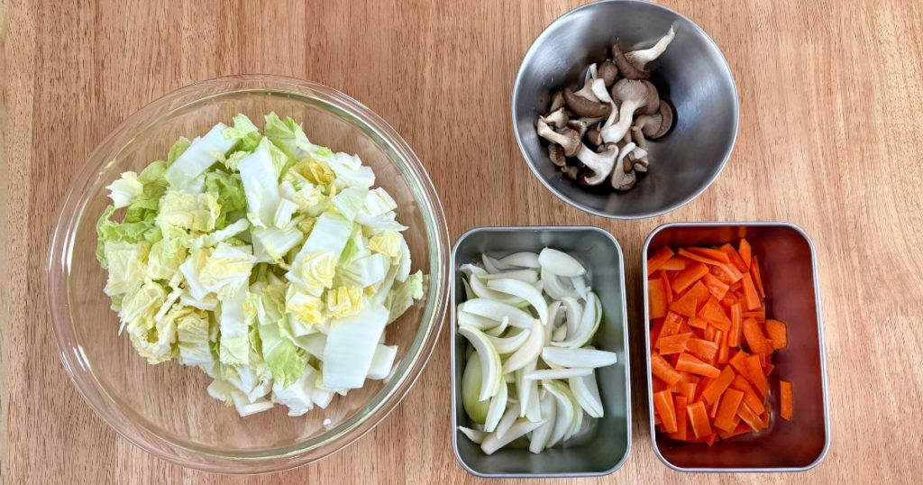 野菜たっぷり取り分け八宝菜の野菜をカットした写真