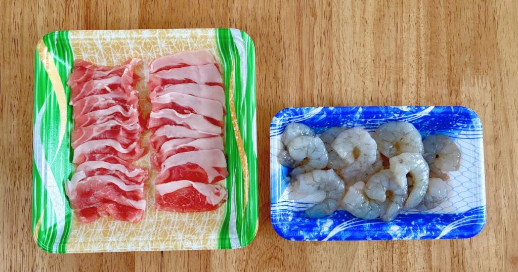 野菜たっぷり取り分け八宝菜の、豚肉とエビを下ごしらえした写真