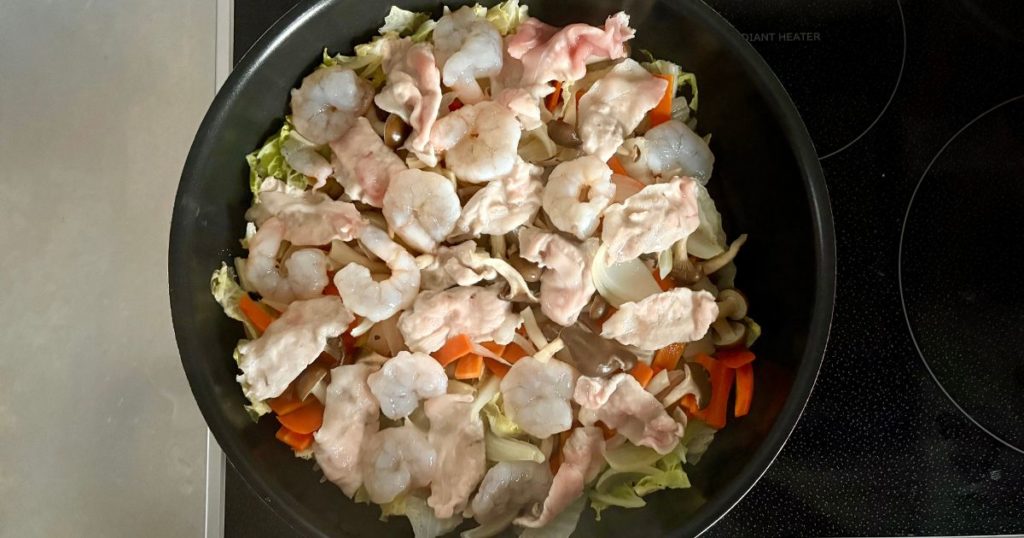 野菜たっぷり取り分け八宝菜の、豚肉とえびを入れて蒸す手順の写真