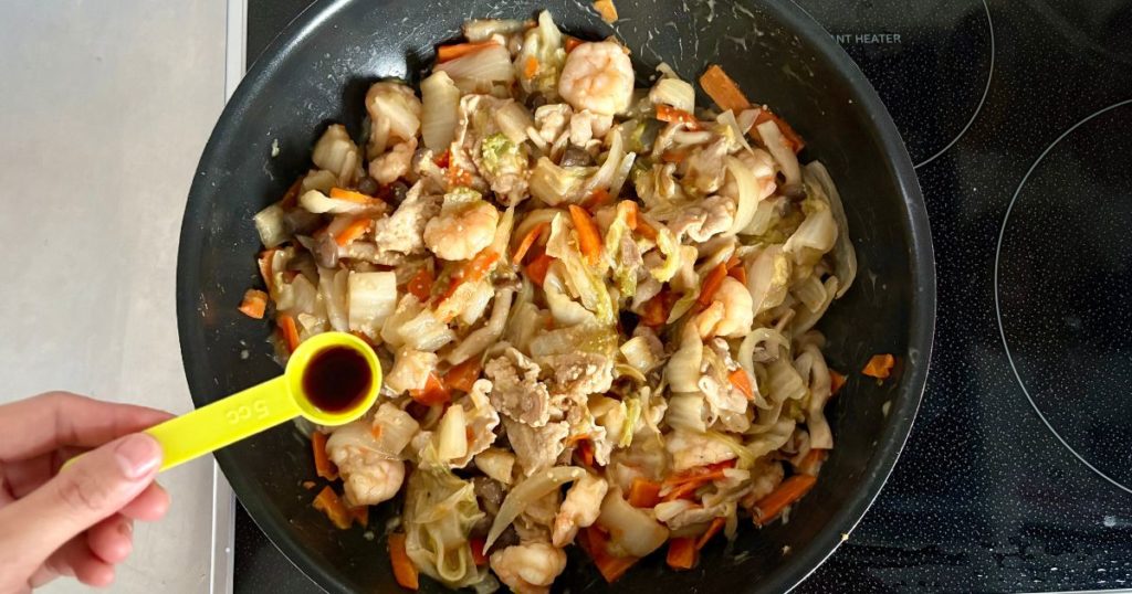 野菜たっぷり取り分け八宝菜の、子ども用に薄めの味付けをしている手順の写真