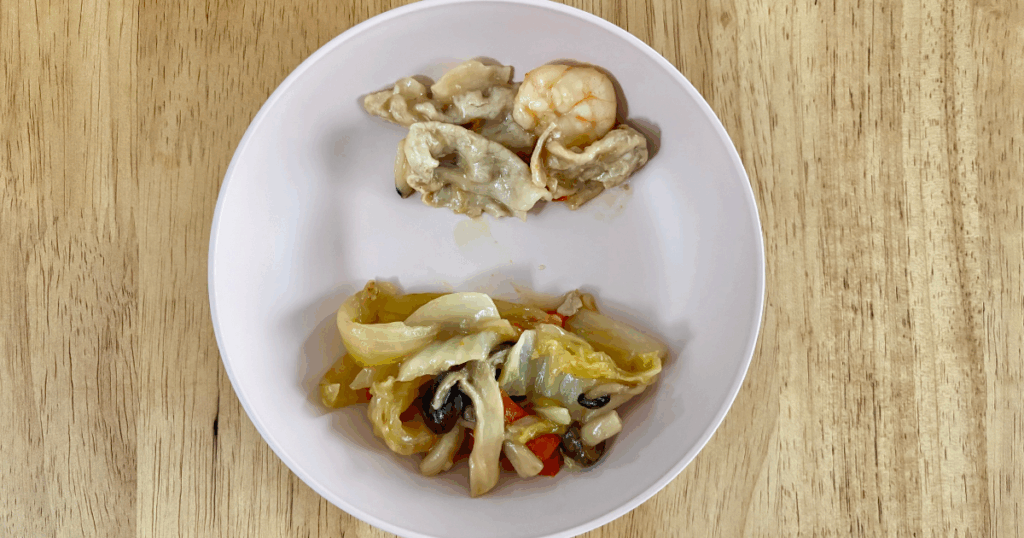 野菜たっぷり取り分け八宝菜の、子ども用に具材を取り分ける手順の写真