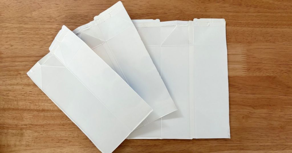 無駄なく使うために牛乳パックまな板を2サイズ作って並べた写真