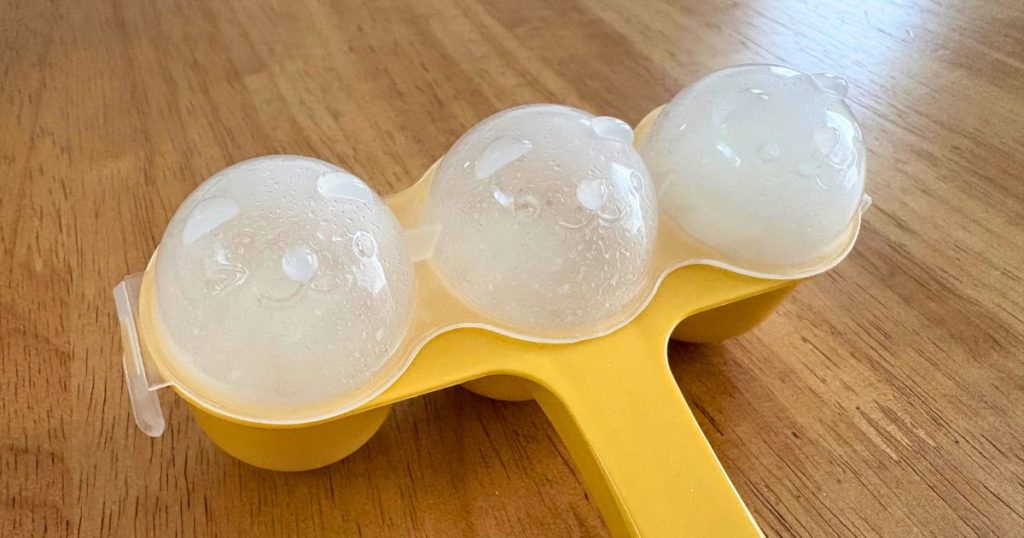 セリアの「ふりふりごはんボール」のフタのアップ写真。動物の顔がかわいいです。