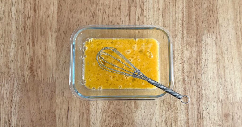 「ベースブレッド・ミニ食パンレーズン」を使ったフレンチトーストを作る途中の、卵と砂糖を混ぜた写真