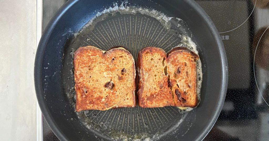 「ベースブレッド・ミニ食パンレーズン」を使ったフレンチトーストを作る途中の、ベースブレッドの裏面を焼いている写真