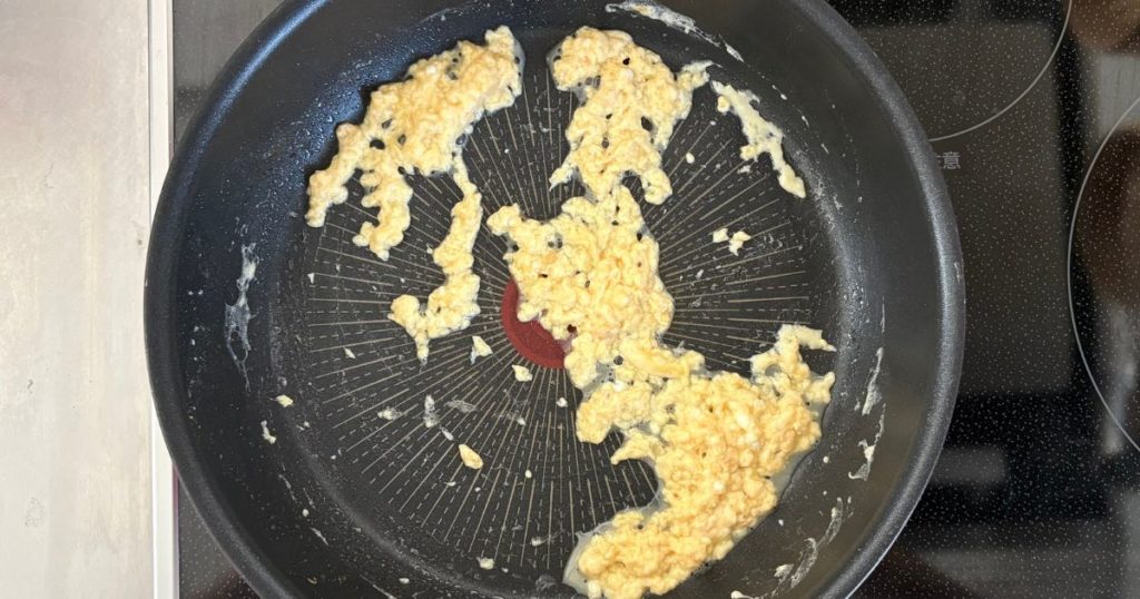 「ベースブレッド・ミニ食パンレーズン」を使ったフレンチトーストを作る途中の、残った卵液を加熱している写真