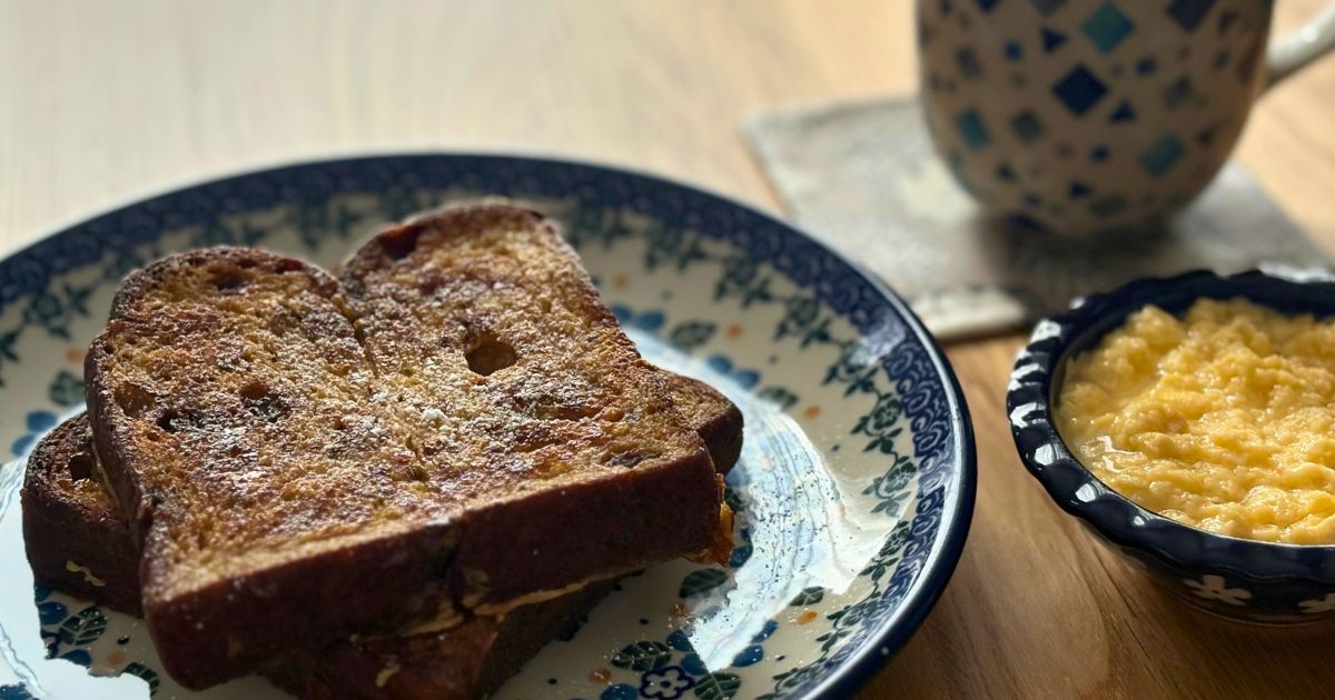 「ベースブレッド・ミニ食パンレーズン」を使ったフレンチトーストを、コーヒーとともに並べた写真