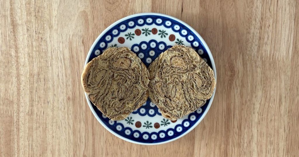 「ベースブレッド　チョコレート」を使ったショコラオランジュ風アレンジを作る途中の、ベースブレッドを横にスライスした写真