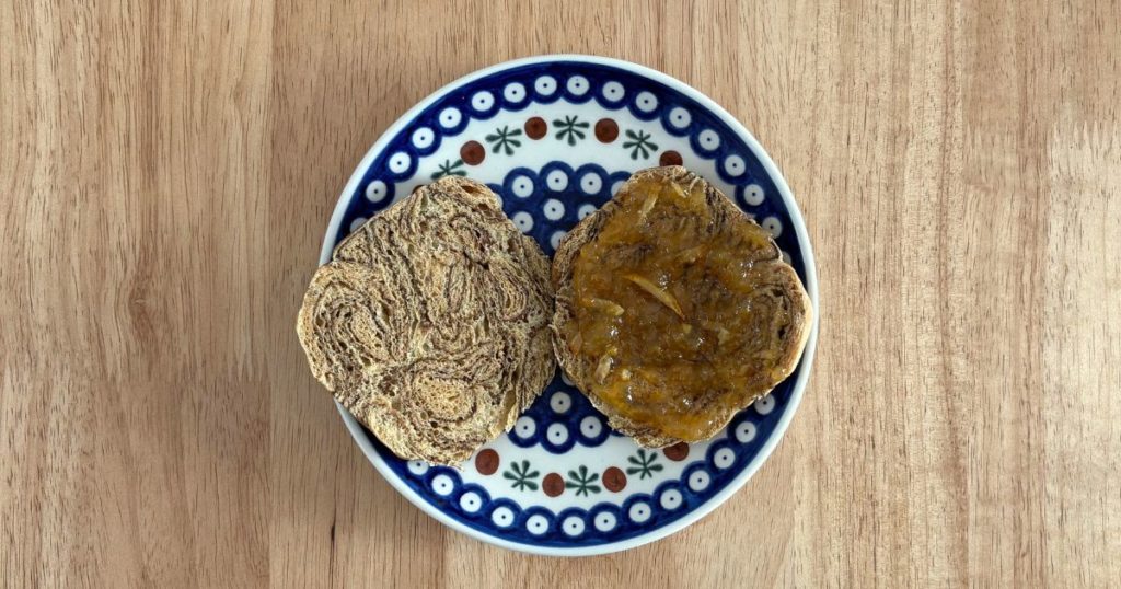 「ベースブレッド　チョコレート」を使ったショコラオランジュ風アレンジを作る途中の、オレンジマーマレードを塗った写真