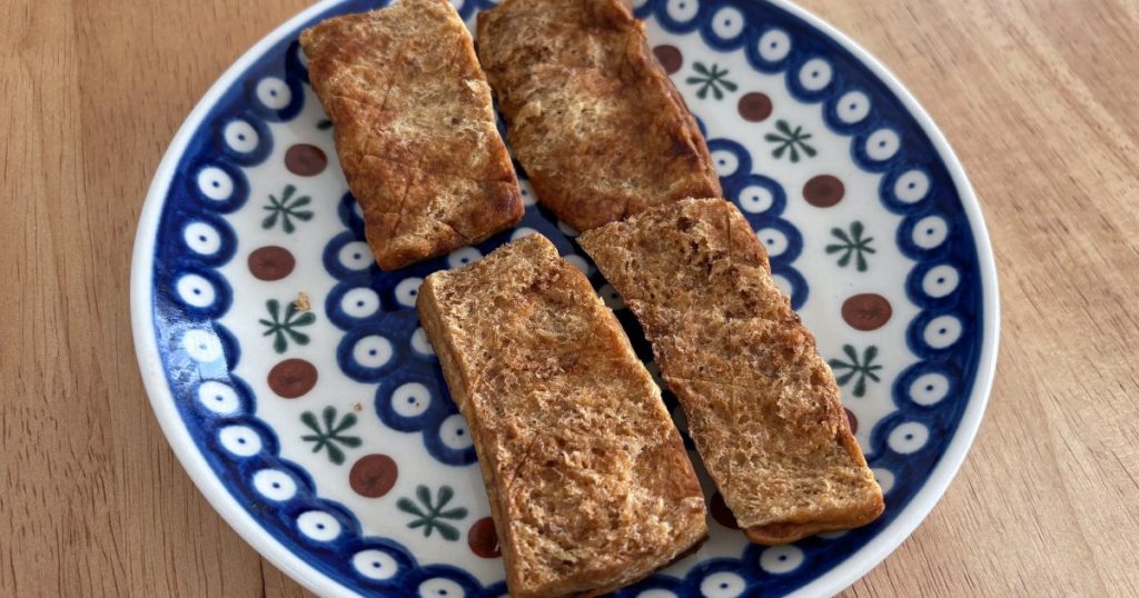 「ベースブレッド　シナモン」を使ったシナモンシュガーバタートーストを作る途中の、ベースブレッドに格子状の切れ目を入れた写真