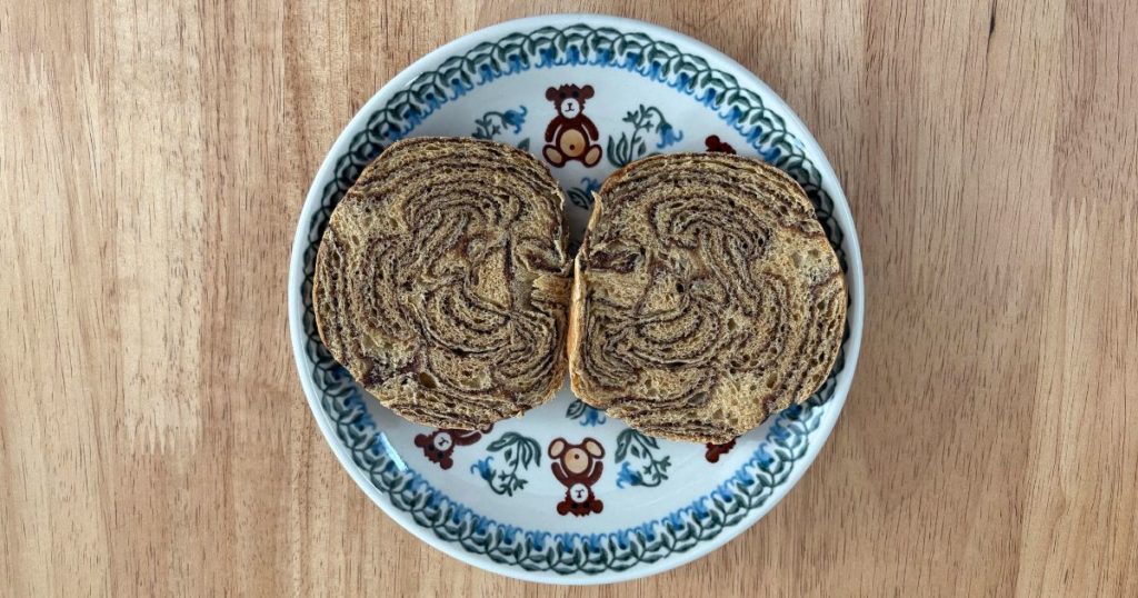 「チョコバナナホイップサンド」を作る途中の、ベースブレッド　チョコを横にスライスした写真。