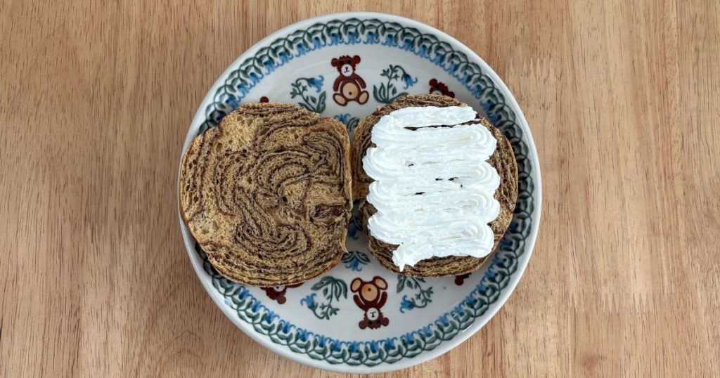 「チョコバナナホイップサンド」を作る途中の、ベースブレッド　チョコをにホイップクリームをのせた写真。