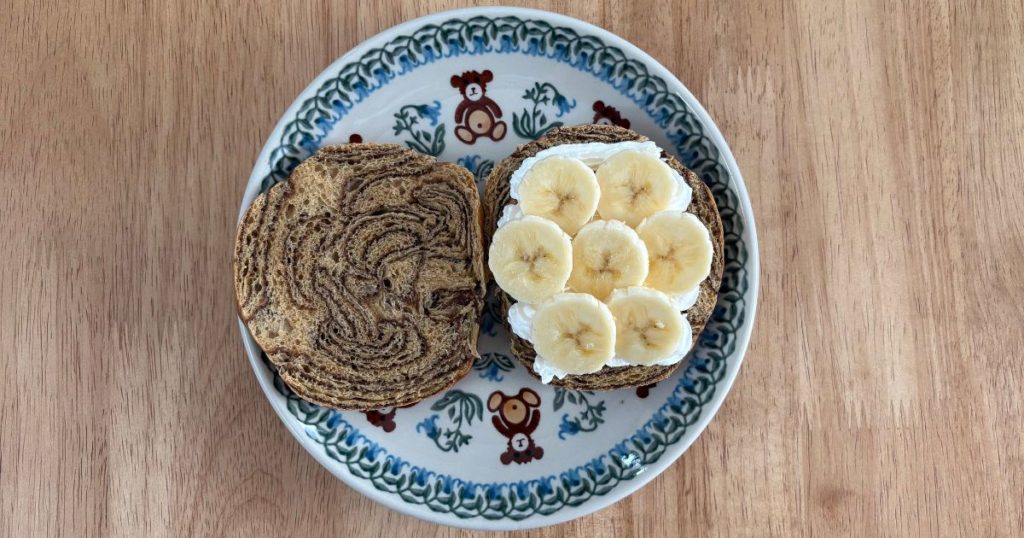 「チョコバナナホイップサンド」を作る途中の、ベースブレッド　チョコとホイップの上にバナナをのせた写真。