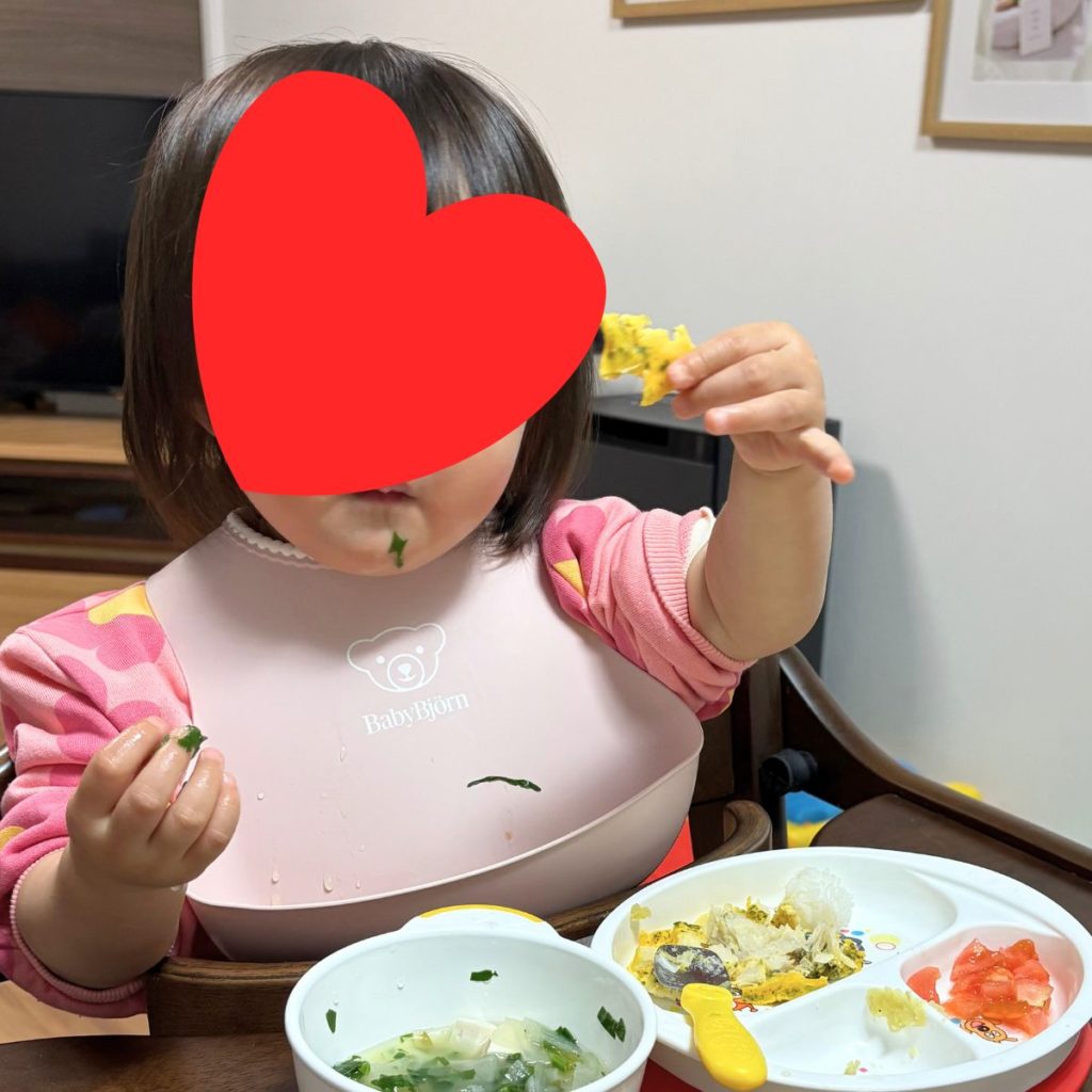 ファーストスプーンの冷凍離乳食をおいしそうに食べている娘の写真