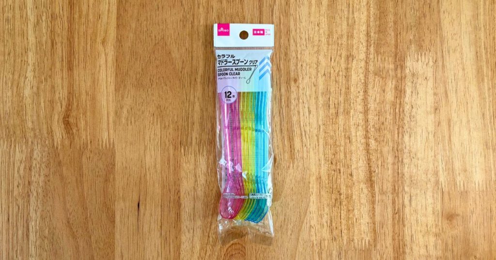 セリアの「パフェスプーン」によく似た、ダイソーの「カラフルマドラースプーン」の写真。