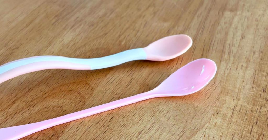 セリアのパフェスプーンとリッチェルの離乳食スプーンの形状を比較した写真