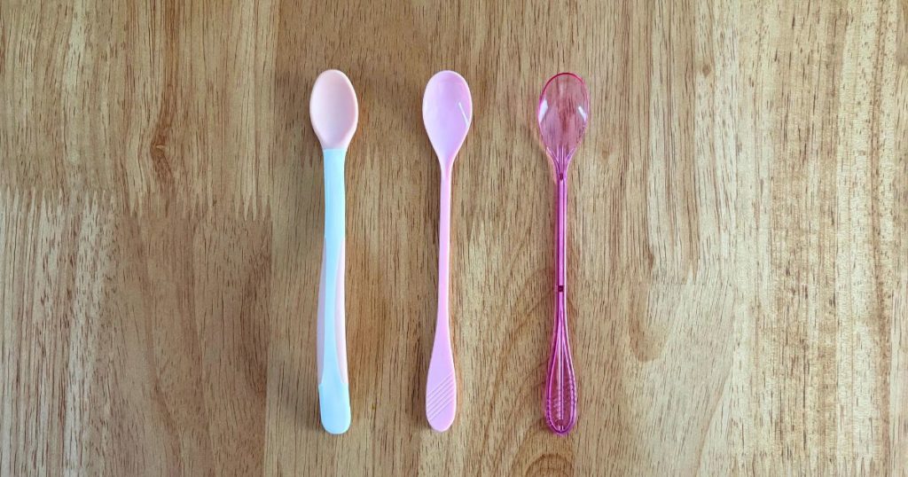 セリアのパフェスプーンと、ダイソーのカラフルスプーンと、リッチェルの離乳食用スプーンを並べて比較した写真。