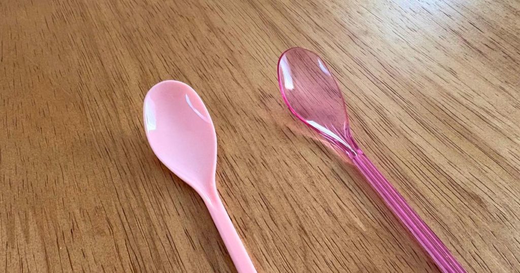 セリアのパフェスプーンと、ダイソーのカラフルマドラースプーンの形状を比較した写真。