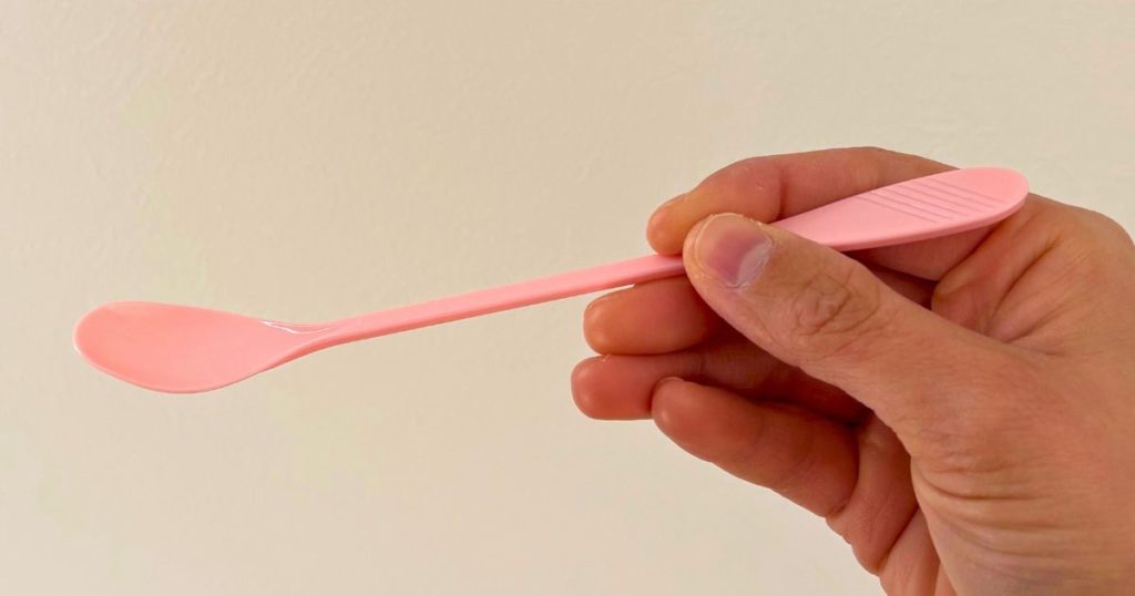 セリアのパフェスプーンを実際に持った写真。柄は細いがふくらみがあるので持ちやすく、安定します。