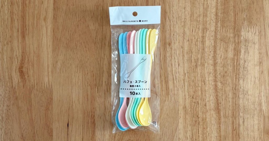 セリアのパフェスプーンの商品写真。