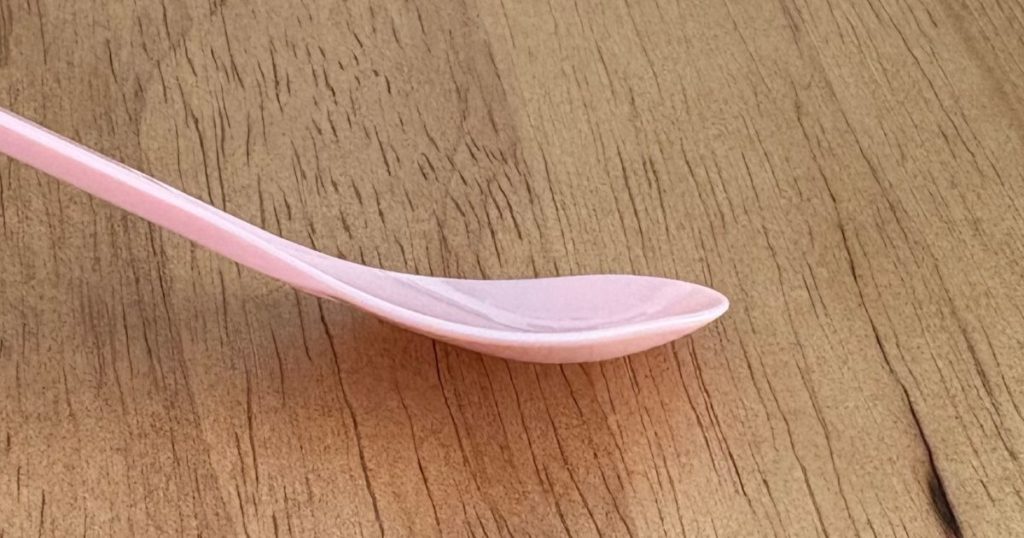 セリアのパフェスプーンのアップ画像。くぼみが浅く、離乳食を与えやすい形状なのが分かる。