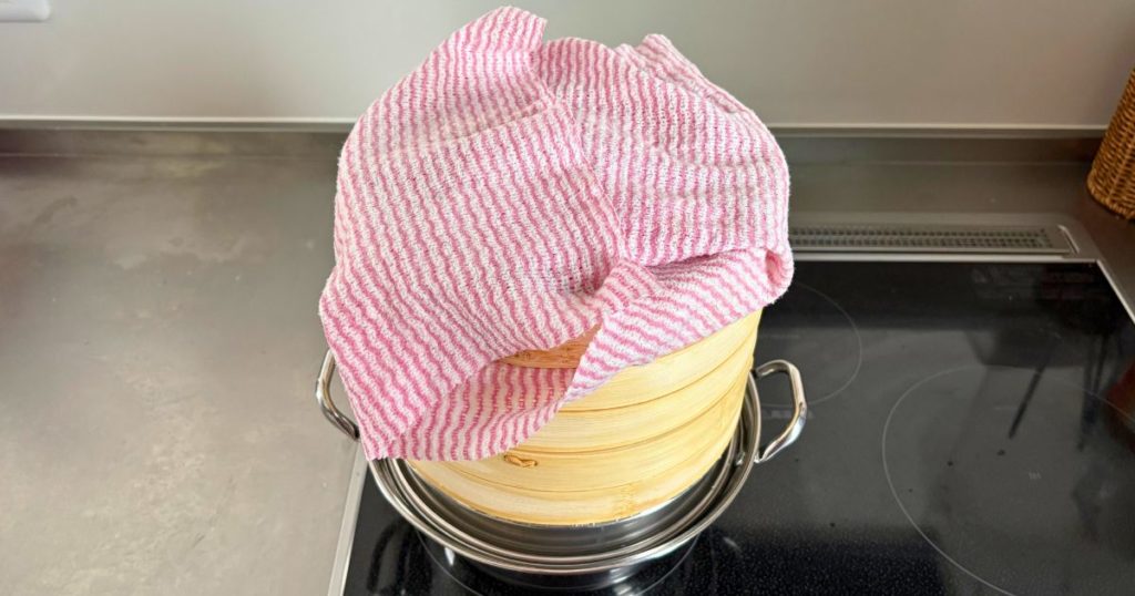 せいろで作る離乳食完了期朝ごはんのために、せいろをセットしてこれから加熱する写真。ふたにふきんを巻いておくと水っぽくなりにくい。
