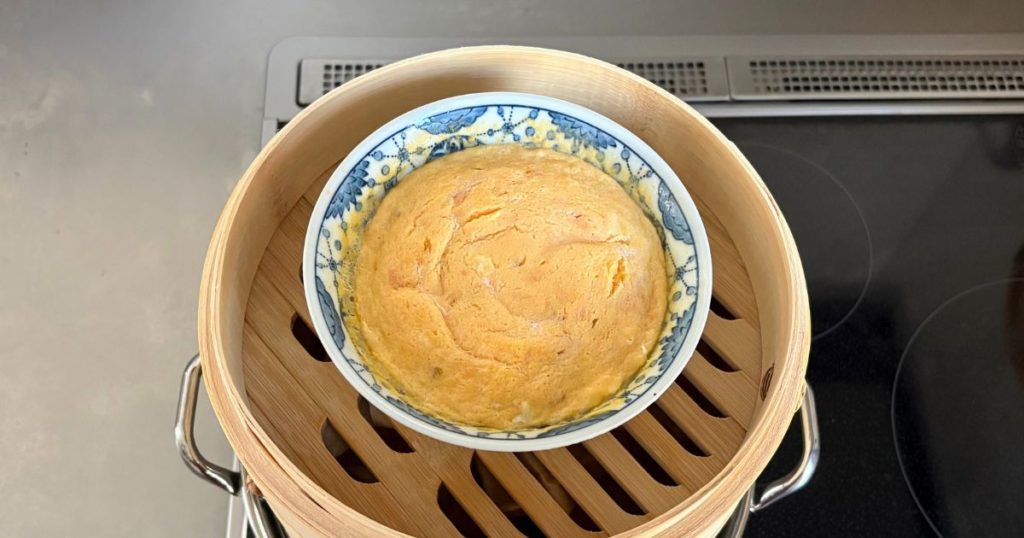 離乳食完了期の朝ごはんをせいろで作っている写真。蒸し玉子ができあがったところ。