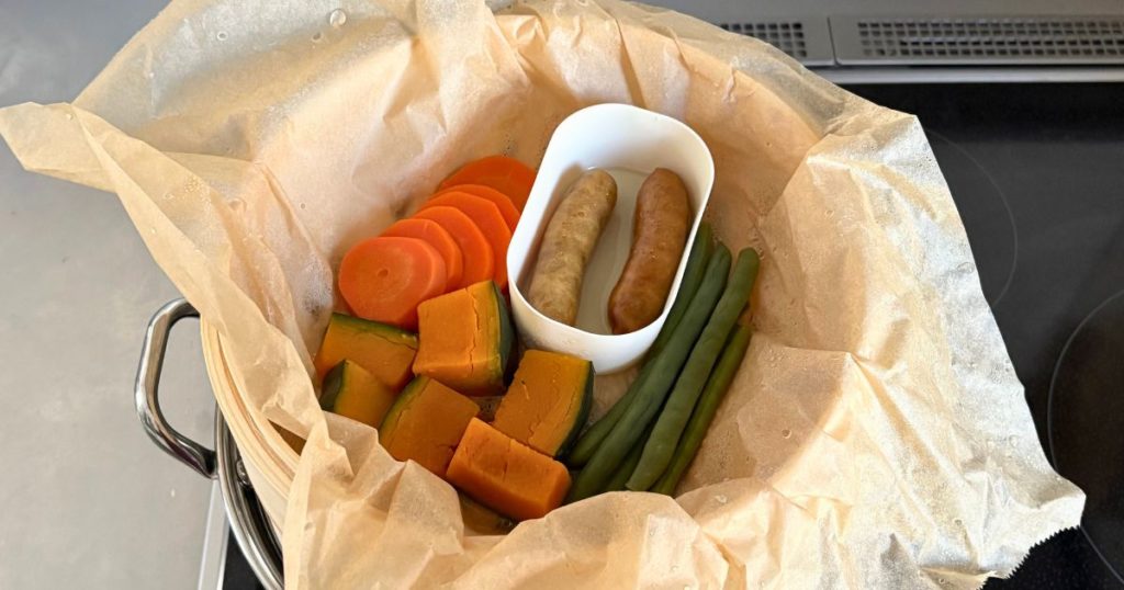 離乳食完了期の朝ごはんをせいろで作っている写真。蒸し野菜ができあがったところ。