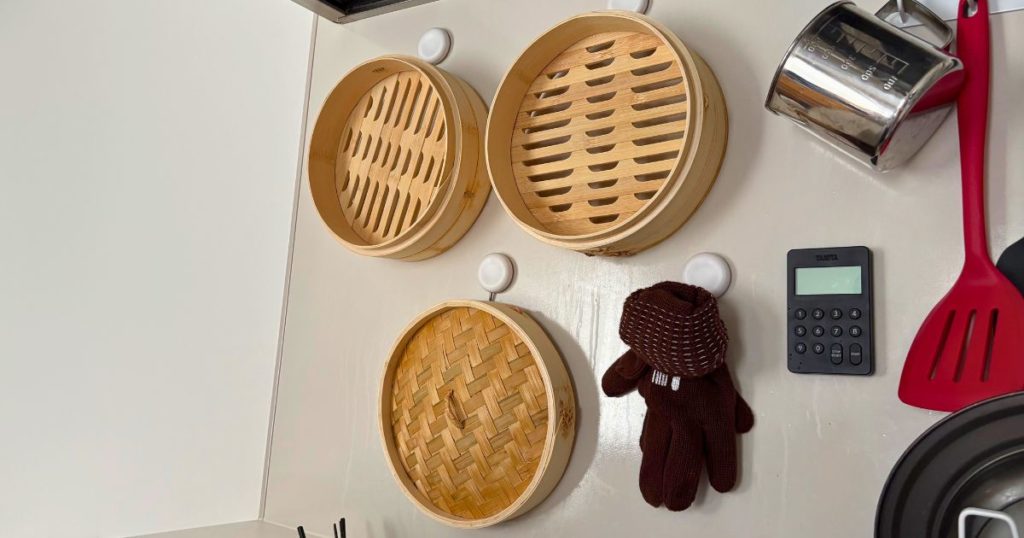 我が家のせいろの保管方法。台所にマグネットフックでせいろを吊るしている画像。