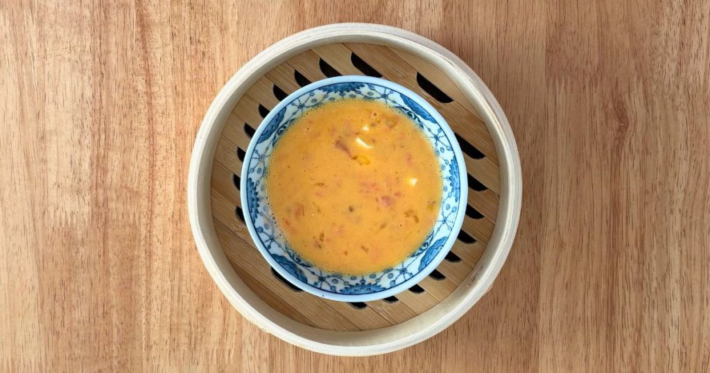 せいろで作る離乳食完了期朝ごはん用の、トマトとチーズ入り蒸し玉子の準備が完了したところ。