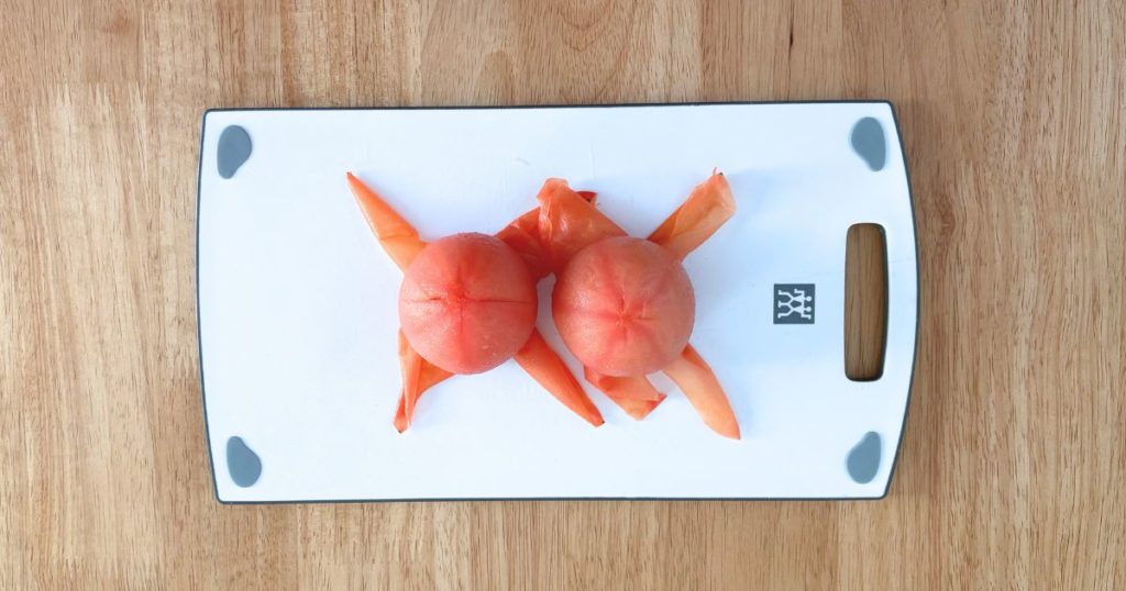 せいろで作る離乳食完了期朝ごはんのためにトマトを湯むきをするところ。めくれた皮をむいた写真。