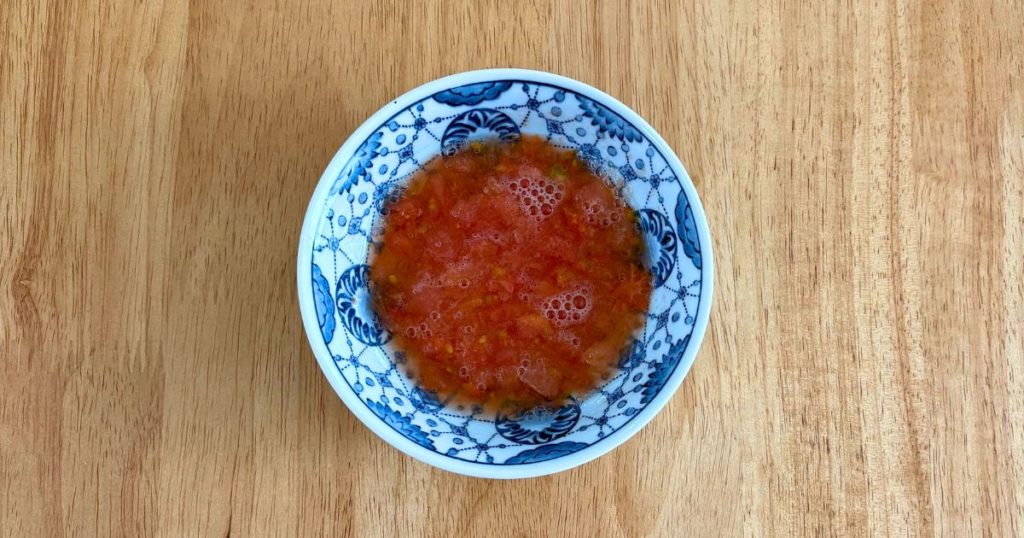 せいろで作る離乳食完了期朝ごはん用に、湯向きして小分け冷凍したトマトを解凍したところ。
