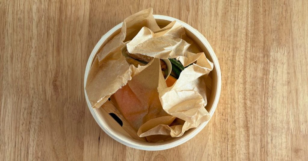 せいろで作る離乳食完了期朝ごはんのために野菜をのせたキッチンペーパーを内側に折り込んだ写真。