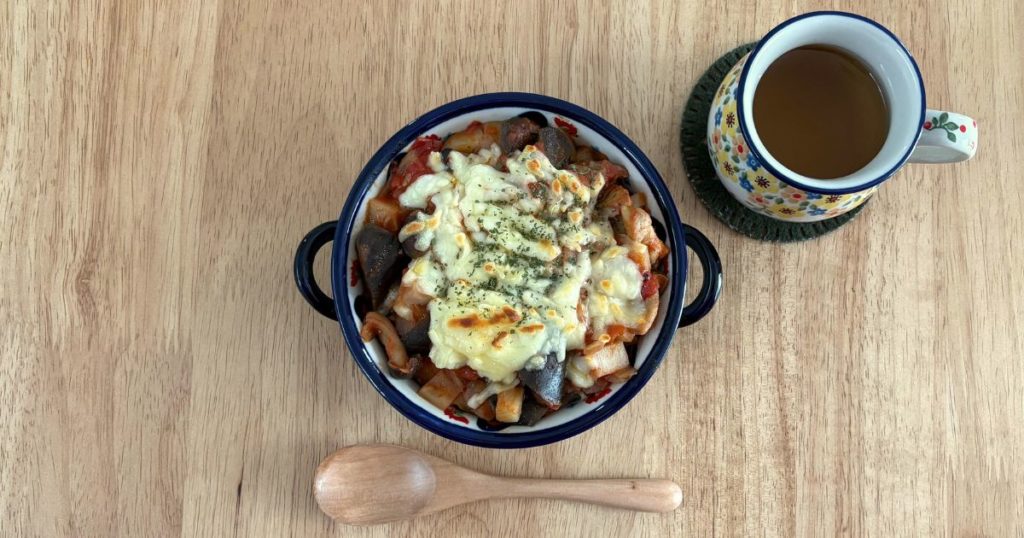 「鶏もも肉となすのトマト煮込み」をパン耳グラタン風にアレンジした完成写真