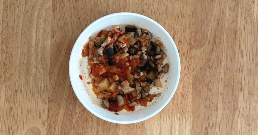 離乳食完了期の取り分けレシピ「鶏もも肉となすのトマト煮込み」の、子ども用の取り分けの完成写真