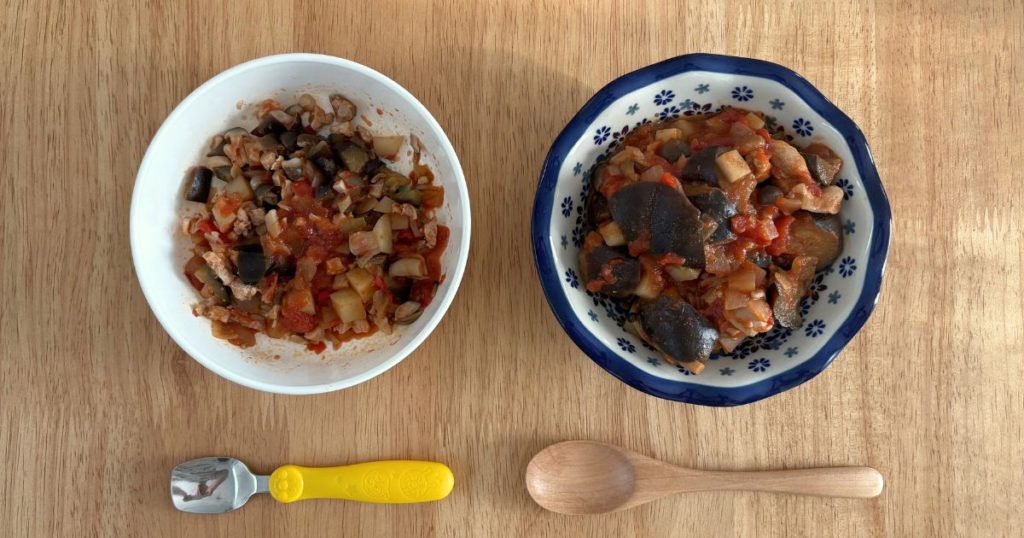 離乳食完了期の取り分けレシピ「鶏もも肉となすのトマト煮込み」の、大人用と子ども用を並べた完成写真