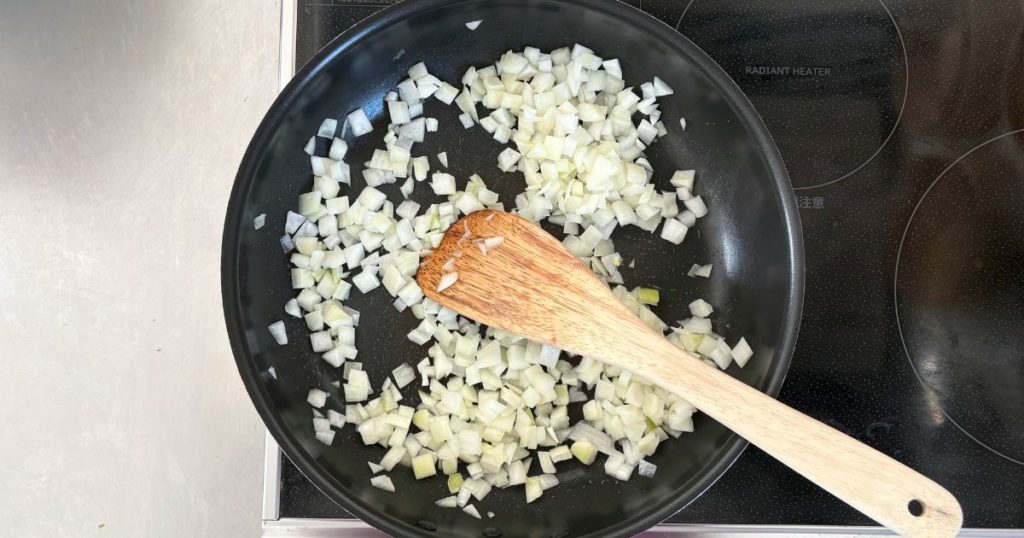 離乳食完了期の取り分けレシピ「鶏もも肉となすのトマト煮込み」の、玉ねぎを炒める行程